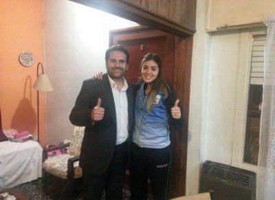 Gelay salud� a Ailen Cisneros