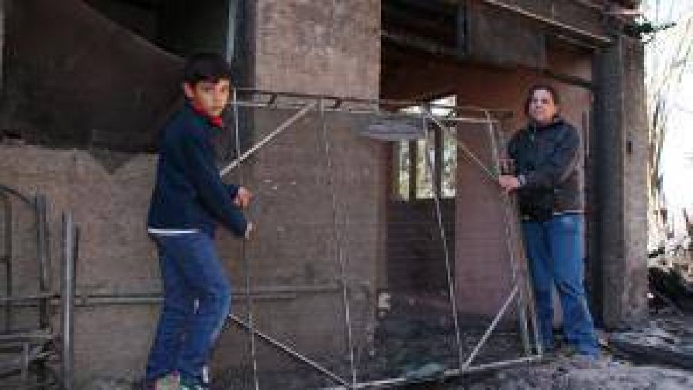Angaco: el fuego destruy� una casa y da�� otras tres