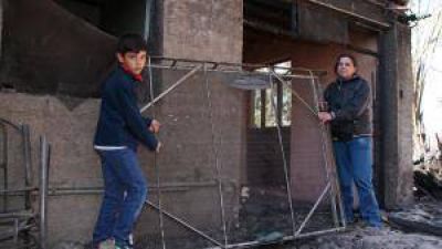 Angaco: el fuego destruy� una casa y da�� otras tres