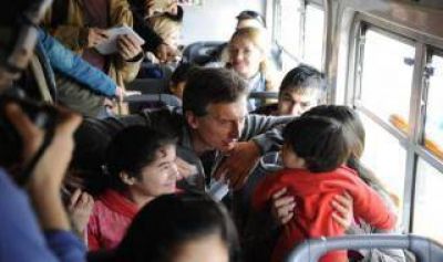Elecciones 2015: Macri se subi� al tren Roca y recorri� el sur del Conurbano