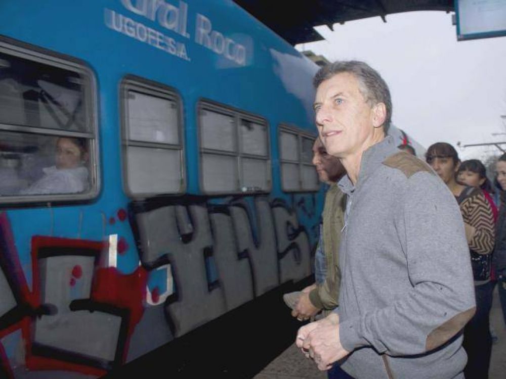 Macri viaj� en el tren Roca y visit� el distrito