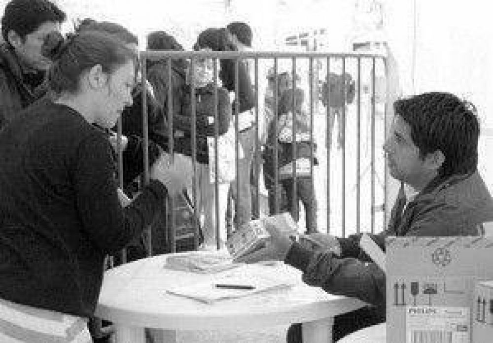 Contin�a la entrega de l�mparas de bajo consumo en los barrios