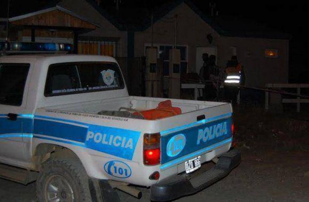 Roban dinero y bebidas alcoh�licas amenazando con un cuchillo