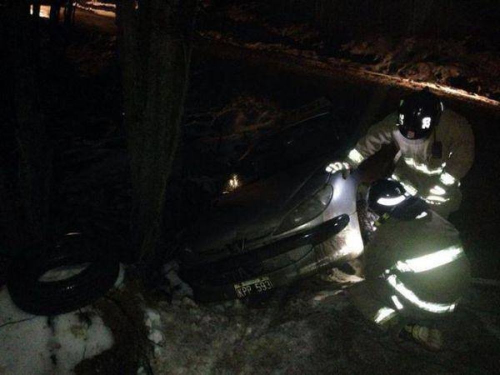 Bomberos Voluntarios rescatan a taxista de caer en precipicio