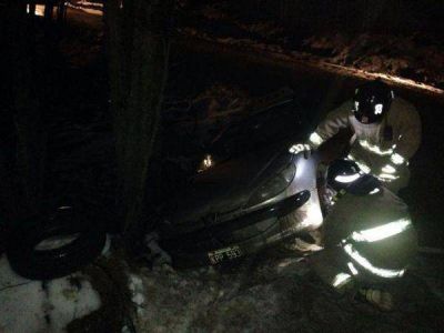 Bomberos Voluntarios rescatan a taxista de caer en precipicio