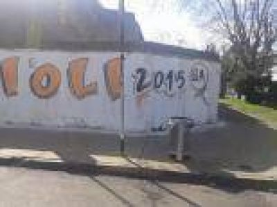 La Plata: Bronca en Tolosa porque dañaron con pintadas políticas un mural que recuerda a Jorge Julio López