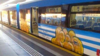Otra vez pintaron grafitis en vagones del tren Sarmiento