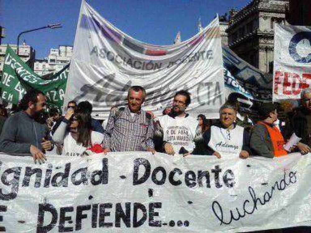 Paro y denuncia de docentes por falta de pago