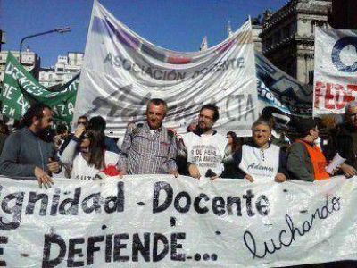Paro y denuncia de docentes por falta de pago