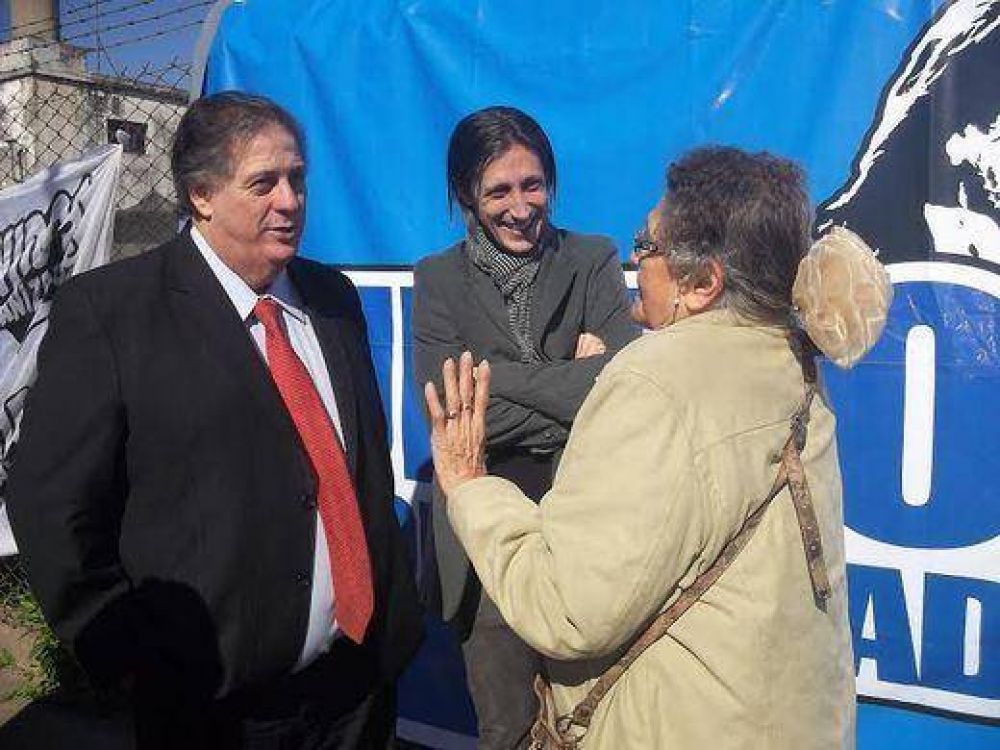 Letcher y Collia visitaron el hospital m�vil en Costa Esperanza