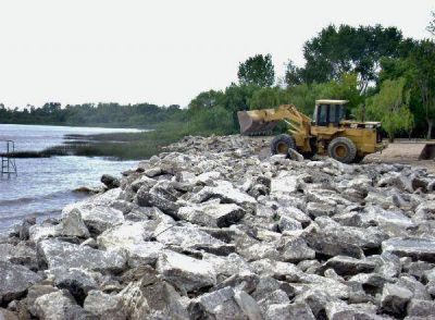 Denuncian relleno de las costas de ensenada con hormig�n armado