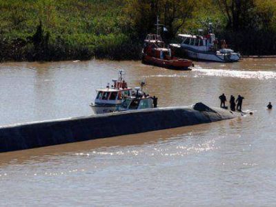 Chocaron dos barcos en el r�o Paran� y hay un marinero desaparecido 