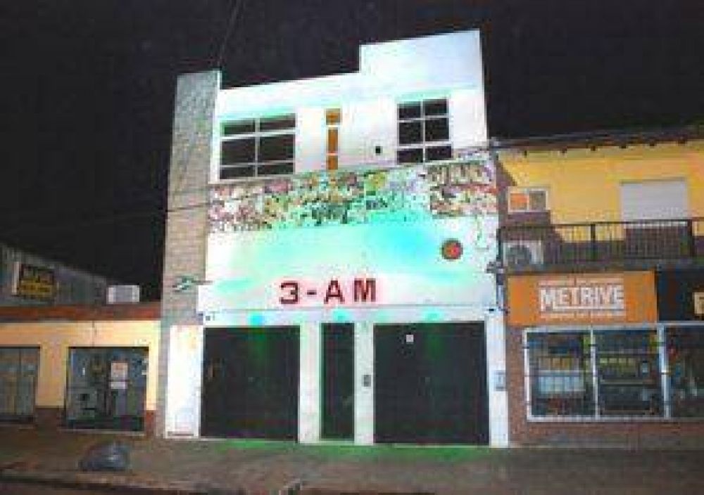 Apu�alan a joven en la puerta de un boliche bailable