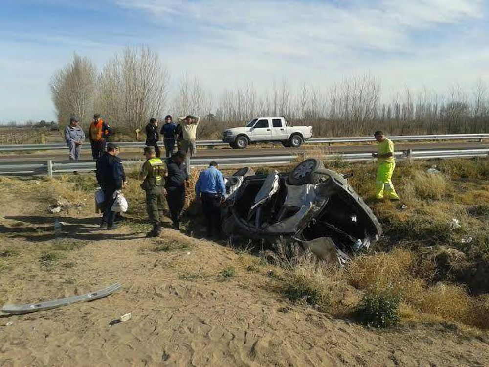 Muri� una mujer al volcar en Santa Rosa una camioneta que llevaba $210 mil y un arma de fuego