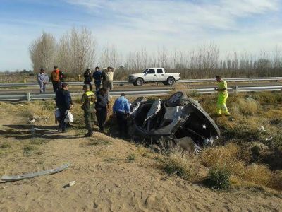 Muri� una mujer al volcar en Santa Rosa una camioneta que llevaba $210 mil y un arma de fuego