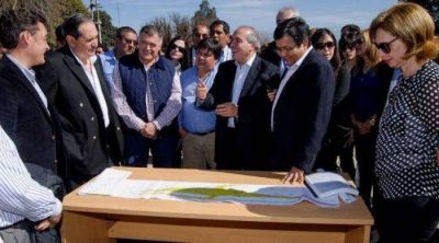 Jos� Francisco L�pez se mostr� junto a Alperovich y Rojk�s durante una visita a Trancas