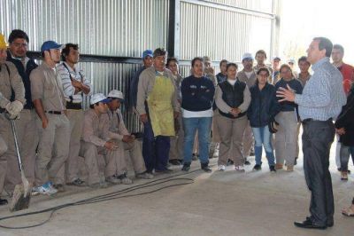 Cooperativas de trabajo construyen nuevo galp�n para la producci�n de adoquines