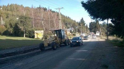 Vialidad Rionegrina trabaja en la recomposici�n de banquinas en la Avenida Bustillo