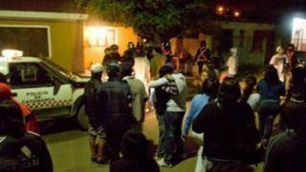 Polic�as acuden a un desorden en el sur y terminan heridos