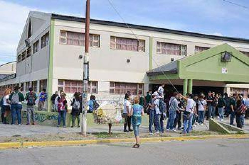 ADOSAC LAMENT� �ARREGLOS PARCIALES� EN LOS ESTABLECIMIENTOS ESCOLARES TRAS EL RECESO INVERNAL