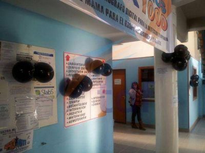 Trabajadores hospitalarios despidieron a Olivo con globos negros y cr�ticas