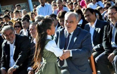 Alertando sobre la inflaci�n, Colombi inaugur� una escuela nueva y asegur� avances en infraestructura