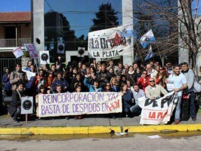 Trabajadores de prensa se manifestaron contra los despidos en el diario Hoy