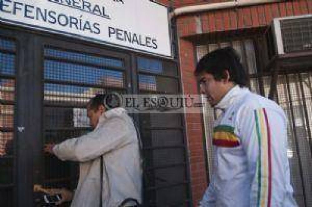 Sin polic�as ni abogados, se entreg� el sospechoso del pol�mico robo armado