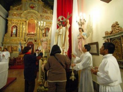 Misa y procesi�n para honrar al Sant�simo Salvador