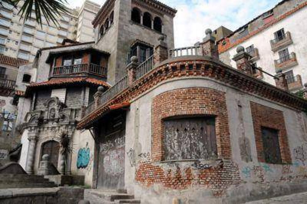 Eval�an proyectos de inversi�n para dos ex hoteles de la costa marplatense