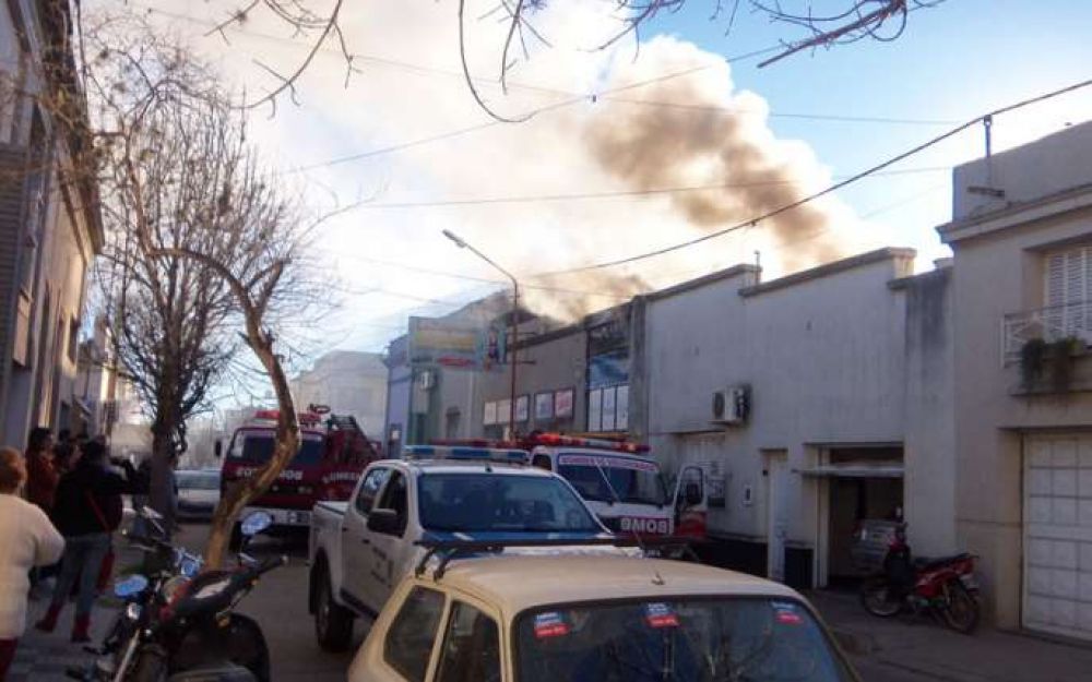 Voraz incendio provoc� da�os en un negocio