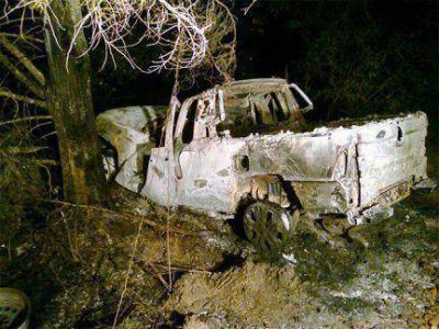Un joven muri� calcinado al estrellarse una camioneta contra varios pinos
