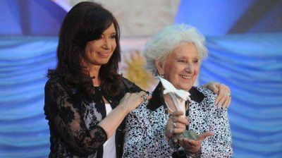 Cristina llam� a Estela y lloraron juntas por el hallazgo de su nieto