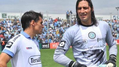 Farr� y Olave, t�cnicos dentro de la cancha