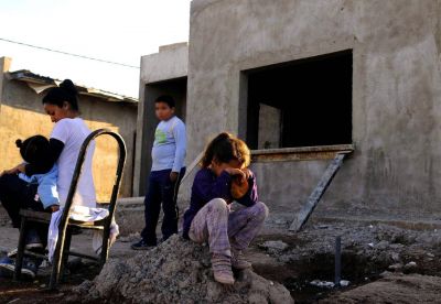 Familias toman casas sin terminar para que no se las ocupen otros