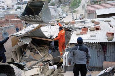 Roca de grandes dimensiones cay� del cerro y destruy� el techo de una casa