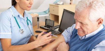 Lomas lanza campa�a de vacunaci�n para adultos mayores en el distrito