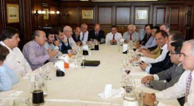 Intendentes, junto a Provincia salieron al cruce de Carri�: 