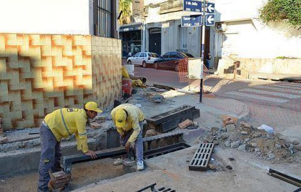 Tr�nsito interrumpido en calle Tucum�n por trabajos municipales para la ampliaci�n de pluviales