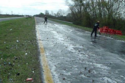 Volc� un cami�n cargado con cervezas en la ruta 12