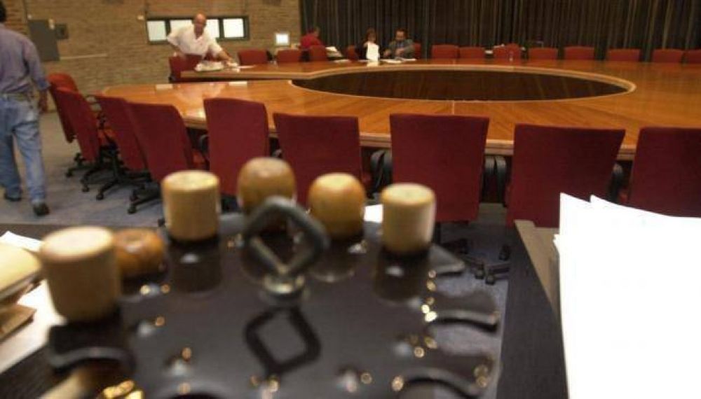 Por Monsanto, polemizan por uso del sello de la UNC