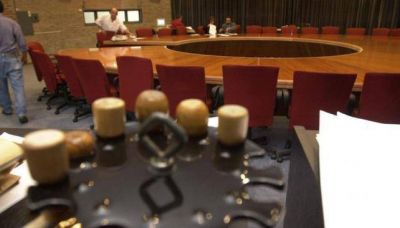 Por Monsanto, polemizan por uso del sello de la UNC