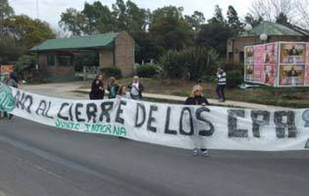 Corte y reclamo en el CPA de Lomas de Zamora