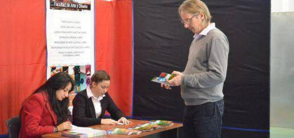 Comenz� la vig�sima edici�n de la Expo Carreras en Ober�