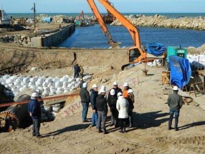 Pablo Fern�ndez junto a Valeria M�ndez y directorio del Emtur recorrieron obra del Emisario Submarino