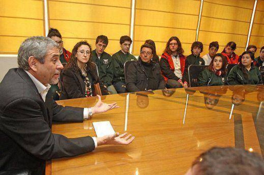 Ferraresi junto a los alumnos que le escribieron una carta al juez Griesa