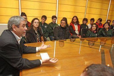 Ferraresi junto a los alumnos que le escribieron una carta al juez Griesa
