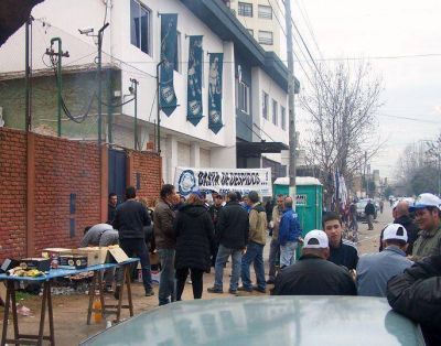 Ruidosa manifestaci�n frente a la sede del QAC en reclamo por los trabajadores despedidos