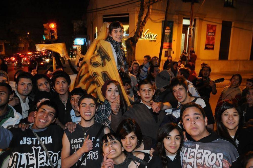 Fan�ticos de Callejeros celebraron la libertad de la banda en Mendoza