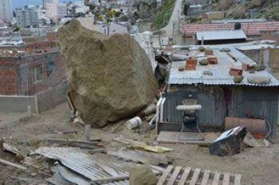 CAY� UNA ROCA DEL CHENQUE SOBRE PRECARIA VIVIENDA